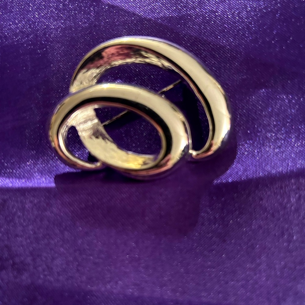 💜 Pre-loved Shiny  Silver Metal Swirl Brooch. Unbranded. Classic styling.